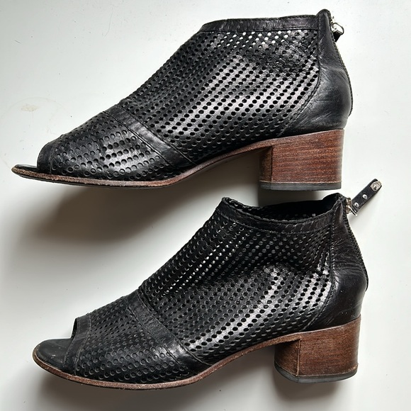 MoMa Sandals - Picture 3 of 4